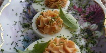 Шаг 6: яиц, фаршированных крабовыми палочками