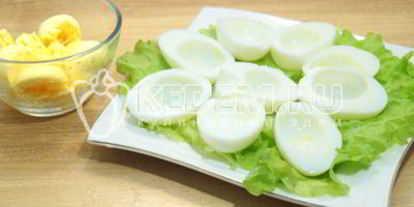 Шаг 1: яиц фаршированных красной икрой