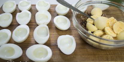 Шаг 3: яиц фаршированных луком