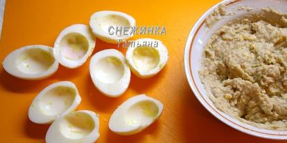 Шаг 2: яиц, фаршированных рубленой сельдью