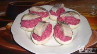 Рецепт Яиц, фаршированных сельдью и свеклой
