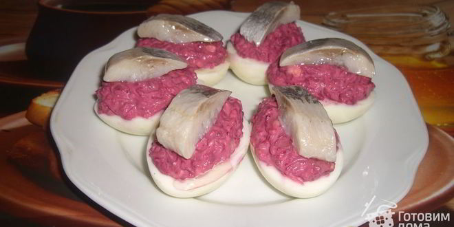 Рецепт яиц, фаршированных сельдью и свеклой