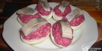 Шаг 1: яиц, фаршированных сельдью и свеклой