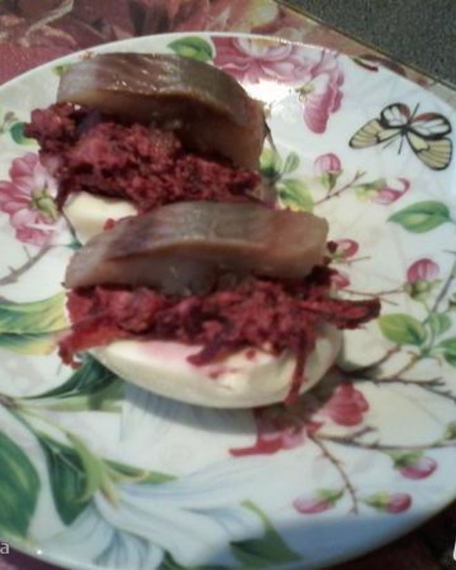 Рецепт яиц, фаршированных свеклой с сельдью