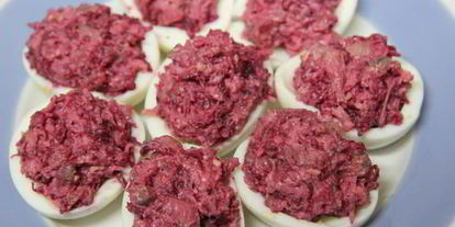 Шаг 2: яиц, фаршированных свеклой с сельдью