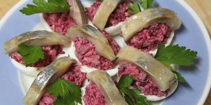 Шаг 3: яиц, фаршированных свеклой с сельдью