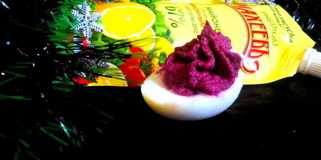 Рецепт яиц, фаршированных свекольно-селедочным паштетом