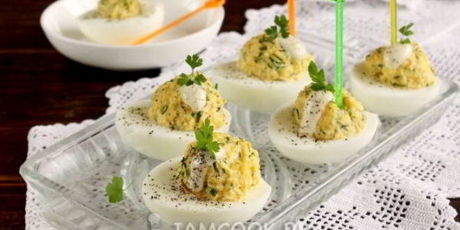 Рецепт яйца, фаршированные сыром и чесноком