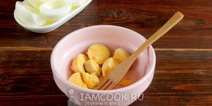 Шаг 6: яйца, фаршированные сыром и чесноком