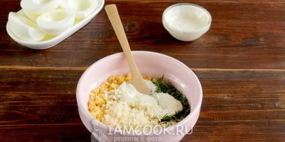 Шаг 7: яйца, фаршированные сыром и чесноком