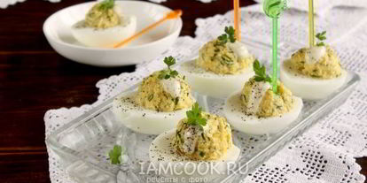 Шаг 9: яйца, фаршированные сыром и чесноком