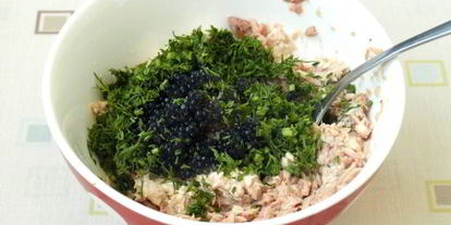 Шаг 1: яиц фаршированных тунцом и икрой из водорослей