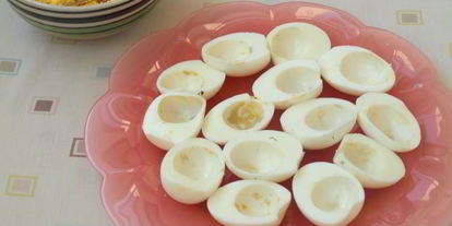 Шаг 2: яиц фаршированных тунцом и икрой из водорослей