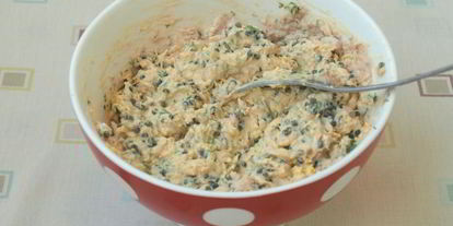 Шаг 3: яиц фаршированных тунцом и икрой из водорослей