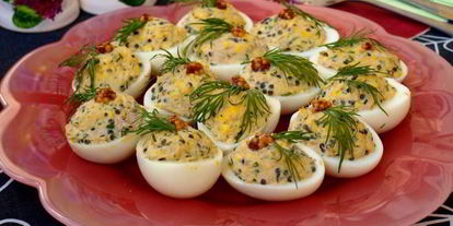 Шаг 4: яиц фаршированных тунцом и икрой из водорослей