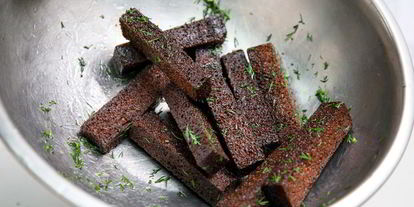 Шаг 4: чесночных гренков с соусом