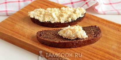 Шаг 9: гренков из черного хлеба с сыром и яйцом