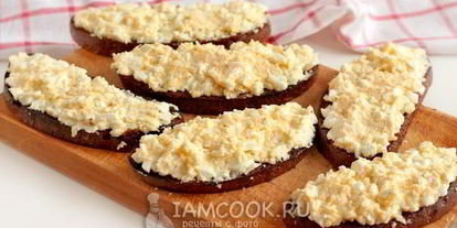 Шаг 10: гренков из черного хлеба с сыром и яйцом