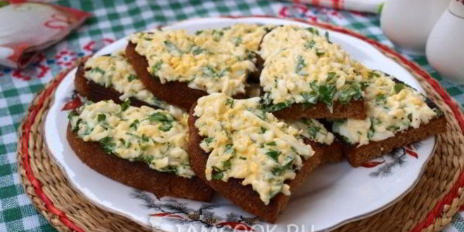 Рецепт Гренков из черного хлеба с яйцом и зеленью