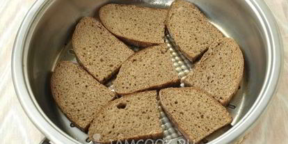 Шаг 3: гренков из черного хлеба с яйцом и зеленью