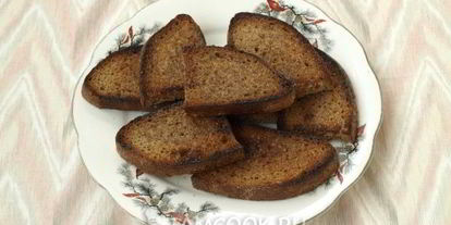 Шаг 5: гренков из черного хлеба с яйцом и зеленью