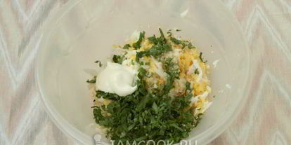 Шаг 6: гренков из черного хлеба с яйцом и зеленью