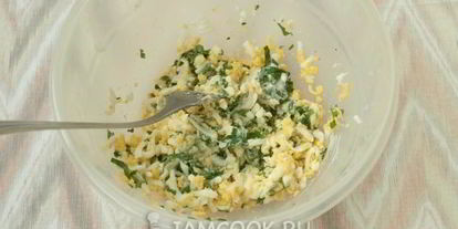 Шаг 7: гренков из черного хлеба с яйцом и зеленью