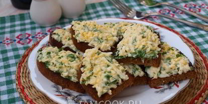 Шаг 8: гренков из черного хлеба с яйцом и зеленью