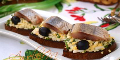 Шаг 3: гренков из ржаного хлеба с сельдью