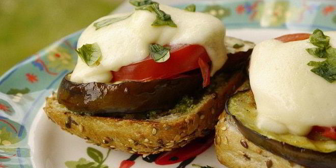 Рецепт гренков с баклажанами и моцареллой