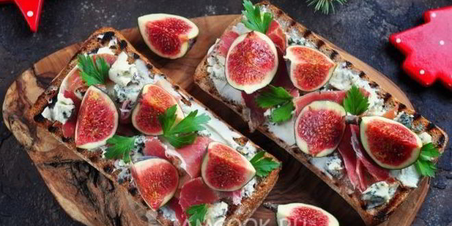 Рецепт гренков с хамоном, инжиром и двумя видами сыра