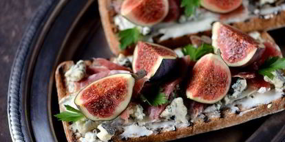 Шаг 9: гренков с хамоном, инжиром и двумя видами сыра