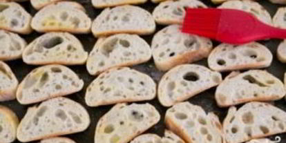 Шаг 2: гренков с колбасой