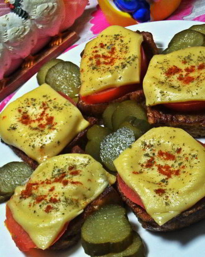 Рецепт гренков с овощами под сыром