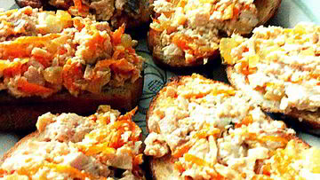 Рецепт Гренков с печенью трески, морковью и луком