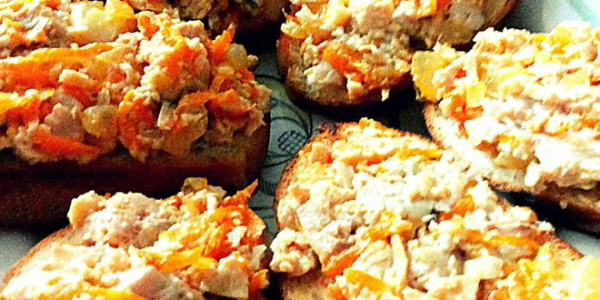 Рецепт гренков с печенью трески, морковью и луком