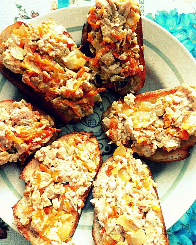 Рецепт гренков с печенью трески, морковью и луком