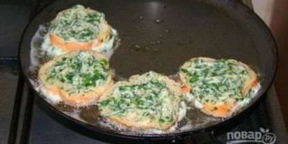 Шаг 4: гренков с сыром и яйцом на сковороде