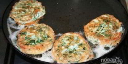 Шаг 5: гренков с сыром и яйцом на сковороде