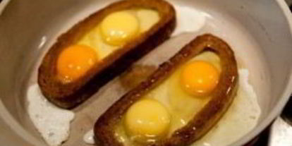 Шаг 4: гренков с яйцом и сыром