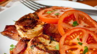 Рецепт Несладких гренков с беконом и помидорами