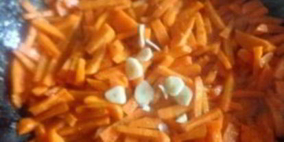 Шаг 3: икры кабачковой с томатной пастой и чесноком