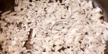 Шаг 4: кабачковой икры кусочками