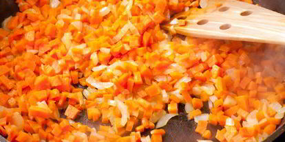 Шаг 5: кабачковой икры кусочками