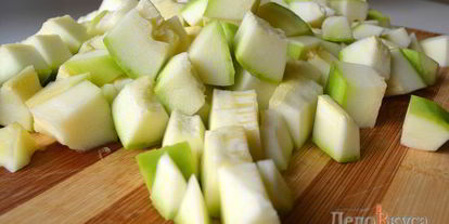 Шаг 1: кабачковой икры с помидорами