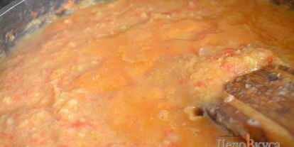 Шаг 12: кабачковой икры с помидорами