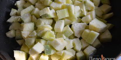 Шаг 3: кабачковой икры с помидорами