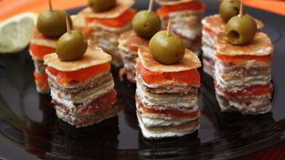 Рецепт Канапе из блинов на шпажках