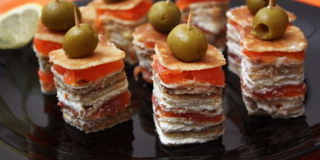 Рецепт канапе из блинов на шпажках