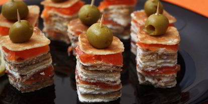 Шаг 5: канапе из блинов на шпажках